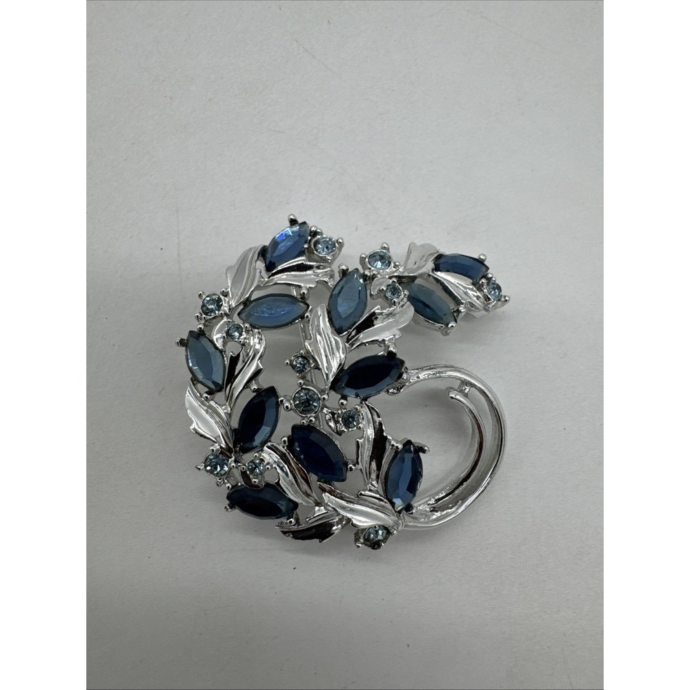 Vintage Sarah Coventry SAC Blue Navette Rhinestone Floral Wreath Brooch Silver